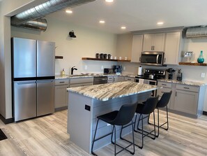 Fridge, microwave, stovetop, dishwasher - Spacious 3-Bed, 2-Bath Private Home Featuring a Private Marina, Kayaks and Gas fire pit (Luxemburg)