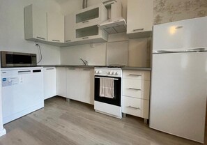 Kühlschrank, Mikrowelle, Ofen, Herdplatte