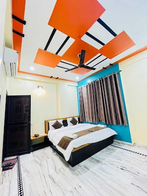 Superior Room | Hypo-allergenic bedding, memory foam beds, rollaway beds, free WiFi