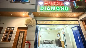 Een hotel genaamd "HOTEL DIAMOND" met een zichtbare ingang en een trap die naar de lobby leidt.