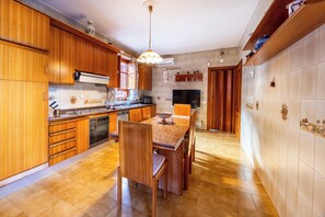 Oven, stovetop - Villa Marifrà Palermo with pool. (Palermo)