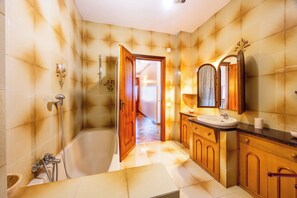Douche, sèche-cheveux, bidet, serviettes fournies