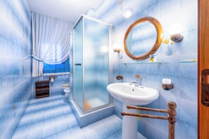 Dusche, Haartrockner, Bidet, Handtücher