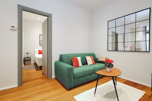 Appartement Confort, vue ville | Coin séjour | Télévision LED de 43 pouces avec chaînes numériques
