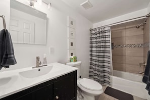 Een douche, een haardroger, handdoeken