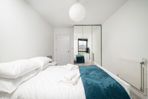 2 soverom, skrivebord, strykejern/-brett og wi-fi (inkludert)