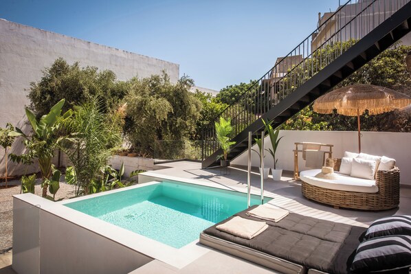 Suite Junior, vue sur la piscine | Système d’insonorisation, accès au Wi-Fi (inclus)