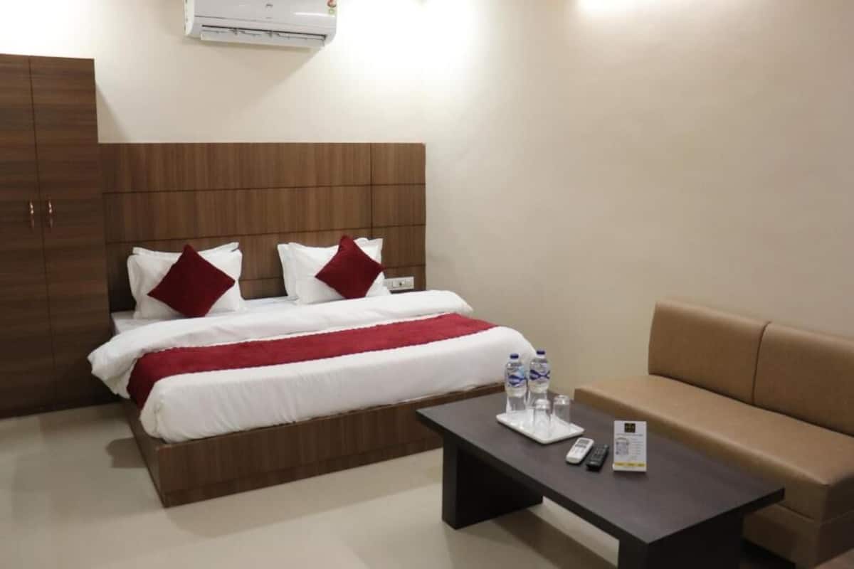 Deluxe Room, City View | Laptop workspace, free WiFi