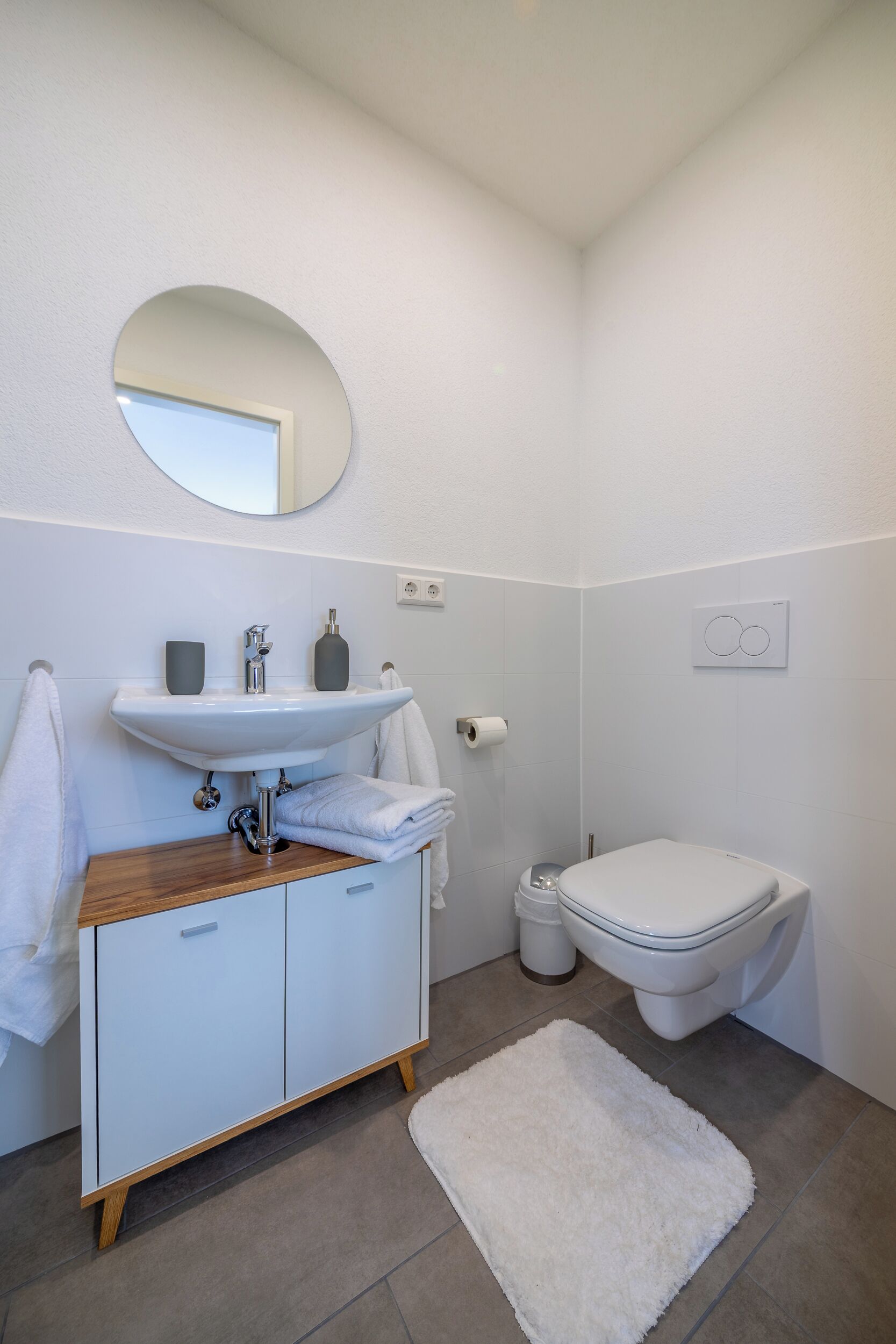 Douche, serviettes fournies, savon, papier toilette