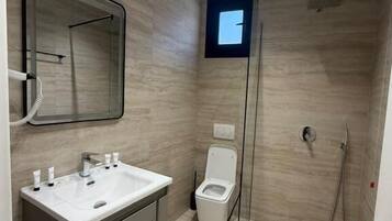 Rom – comfort, sjøutsikt | Bad | Toalettartikler (inkludert), hårføner, tøfler og håndklær
