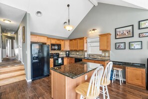 Fridge, microwave, oven, stovetop - Top-Floor 3BR Ocean City w/ Porch + Parking (Ocean City)