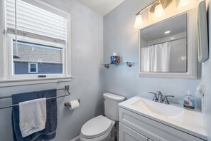 Douche, sèche-cheveux, serviettes fournies, savon