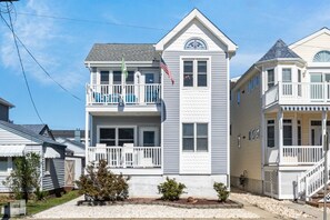 Exterior - Top-Floor 3BR Ocean City w/ Porch + Parking (Ocean City)