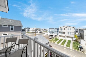 Property grounds - Top-Floor 3BR Ocean City w/ Porch + Parking (Ocean City)