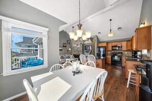 Fridge, microwave, oven, stovetop - Top-Floor 3BR Ocean City w/ Porch + Parking (Ocean City)