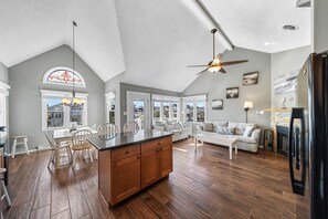Smart TV, fireplace, books - Top-Floor 3BR Ocean City w/ Porch + Parking (Ocean City)
