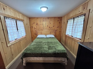 3 bedrooms, bed sheets - Willow Haven ~ Quaint 3 Bedroom in Hazelhurst, Wisconsin (Hazelhurst)