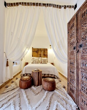 Brankas, setrika/meja setrika, dan Wi-Fi gratis