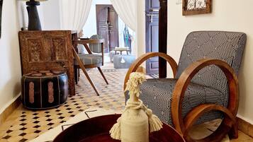 Caja de seguridad en la habitación y tabla de planchar con plancha