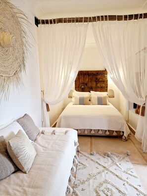 ตู้นิรภัยในห้องพัก, เตารีด/โต๊ะรีดผ้า, Wi-Fi ฟรี