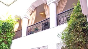 A courtyard with outdoor seating, columns, and a balcony. - Riad Dar El Mahja (Marrakech)