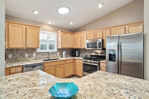 Fridge, microwave, oven, stovetop - Palm Breeze Oasis-3/2 w/ Private Pool & Golf Cart in The Village of Liberty Park (Liberty Park, The Villages)