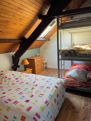 2 dormitoris, planxa i posts de planxar i un bressol de viatge 