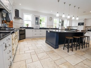 Cottage | Private kitchen | Cookware/dishes/utensils - Mount House (Rhyl)