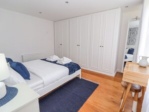 8 bedrooms, individually decorated, individually furnished, free WiFi - Mount House (Rhyl)