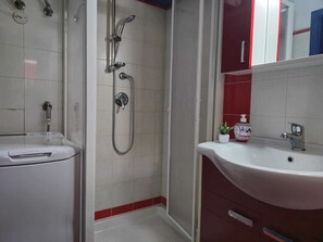 Shower, hair dryer, bidet, towels - "La Spiaggetta" by the sea, in private and central area in Santa Tecla (Acireale)