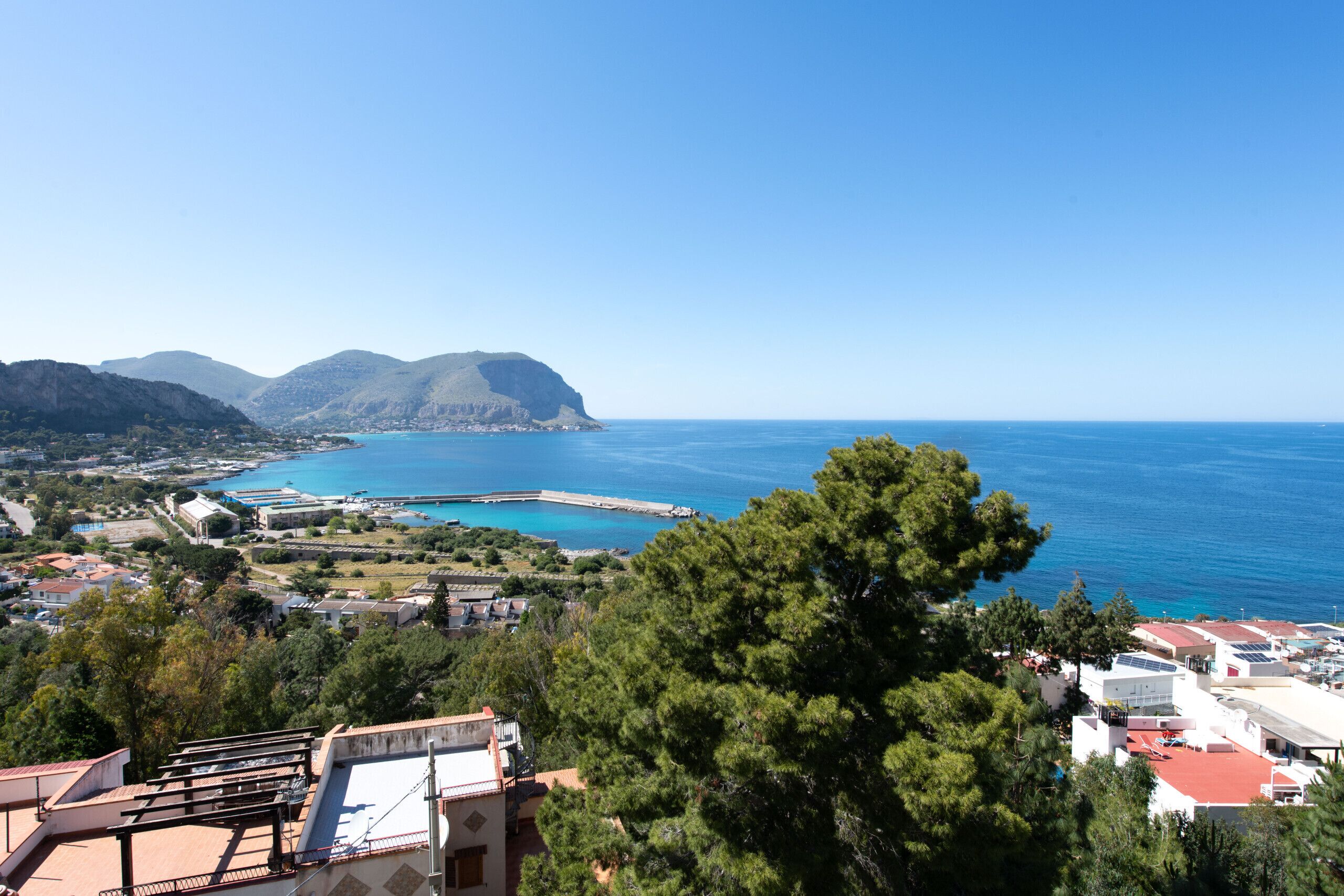 Une ville côtière offrant une vue sur la mer et les montagnes.