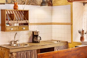 Een koelkast, een magnetron, een oven, een koffiezetapparaat/waterkoker