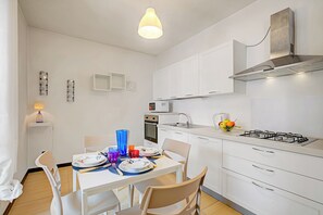 Familjelägenhet - flera sovrum - 2 badrum (Viadelmare Apartment Monopoli 200m) | Eget kök | Kylskåp, mikrovågsugn, ugn och spishäll