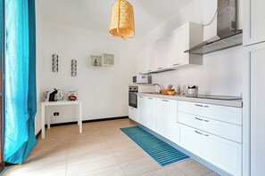 Family Apartment, Multiple Bedrooms, 2 Bathrooms (Viadelmare Apartment Monopoli 200m) | Private kitchen | Fridge, microwave, oven, stovetop - Viadelmare Apartment Monopoli 200m Sea (Monopoli)