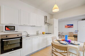 패밀리 아파트, 침실 여러 개, 욕실 2개 (Viadelmare Apartment Monopoli 200m) | 전용 주방 | 냉장고, 전자레인지, 오븐, 쿡탑