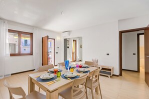 Family Apartment, Multiple Bedrooms, 2 Bathrooms (Viadelmare Apartment Monopoli 200m) | Dining - Viadelmare Apartment Monopoli 200m Sea (Monopoli)