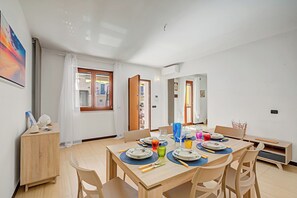 Family Apartment, Multiple Bedrooms, 2 Bathrooms (Viadelmare Apartment Monopoli 200m) | Dining - Viadelmare Apartment Monopoli 200m Sea (Monopoli)