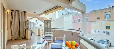 Family Apartment, 2 Bedrooms, 2 Bathrooms (Viadelmare Apartment Monopoli 200m) | Outdoor dining
