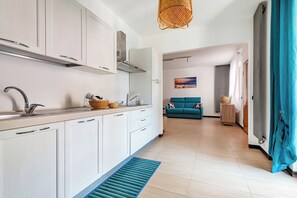 Familjelägenhet - flera sovrum - 2 badrum (Viadelmare Apartment Monopoli 200m) | Eget kök | Kylskåp, mikrovågsugn, ugn och spishäll