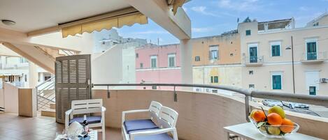 Familienapartment, Mehrere Schlafzimmer, 2 Bäder (Viadelmare Apartment Monopoli 200m) | Speisen im Freien
