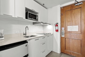 Kühlschrank, Mikrowelle, Herdplatte, Geschirrspüler