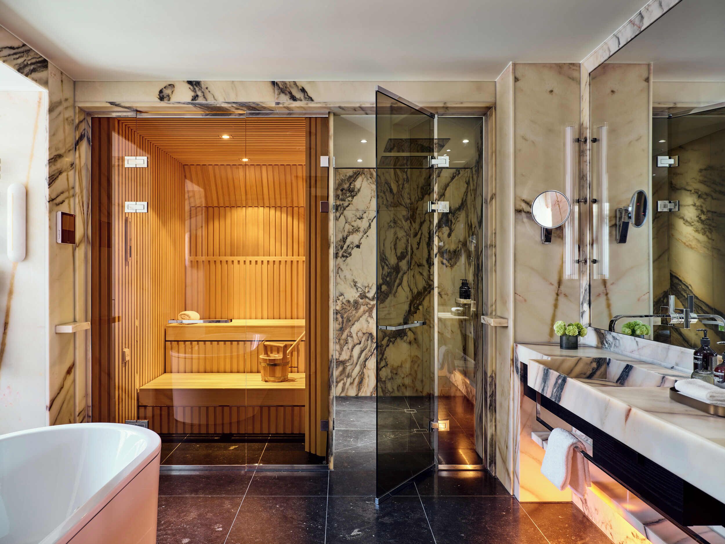 Signature Suite - The Royal Suite | Sängtillbehör av högsta kvalitet, duntäcken och minibar