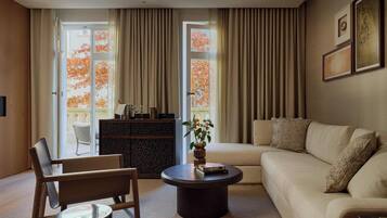 Loft Terrace Suite | Wohnbereich | Videospielkonsole, Kinderspielzeug, Bücher, MP3-Dockingstation