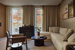 Loft Terrace Suite | Zona de estar | Una consola de videojuegos, libros, una estación de conexión para MP3