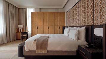 Un dormitorio moderno de hotel con una cama grande, un armario de madera y un panel decorativo en la pared.