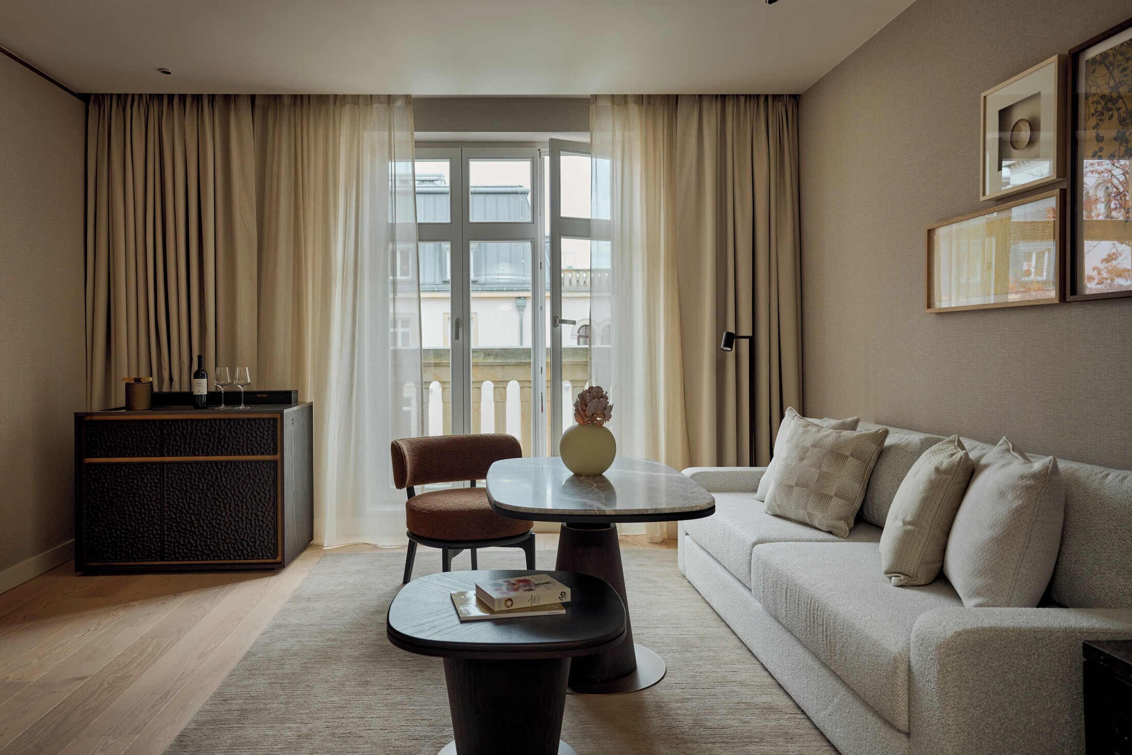 Florentin Suite | 客廳 | 遊戲機、玩具、書籍、MP3 插座