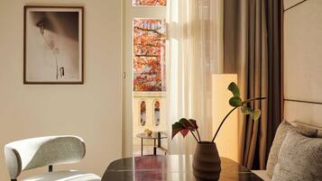 Deluxe Terrace Zimmer | Wohnbereich | Videospielkonsole, Kinderspielzeug, Bücher, MP3-Dockingstation