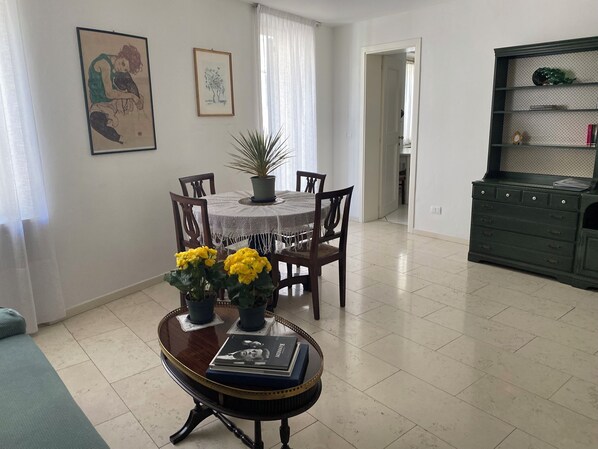 アパートメント 2 ベッドルーム バルコニー | ダイニングルーム