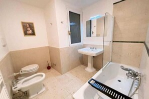 Căn hộ, 2 phòng ngủ, ban công | Phòng tắm