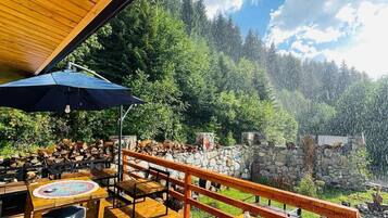 Eenvoudig huisje, balkon, uitzicht op tuin | Terras